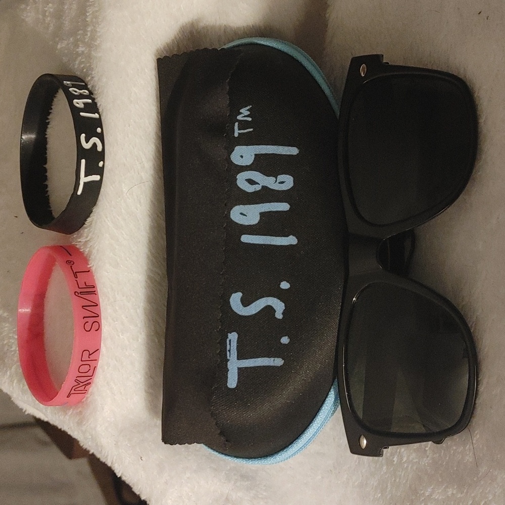 Taylor Swift 1989 Tour Bracelet & Sunglasses Bundle